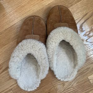 UGG SLIPPERS- Used